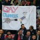 Spanduk 'Gay Gunners' Ejek Mesut Ozil, Muenchen Terancam Denda