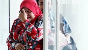 Pesawat Malaysia Airlines Hilang: Kamariah Sharif Nangis Lihat Foto Anak Di HP