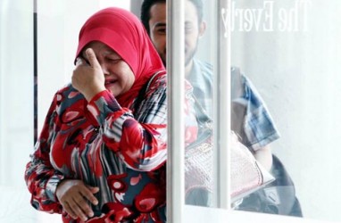 Pesawat Malaysia Airlines Hilang: Kamariah Sharif Nangis Lihat Foto Anak Di HP