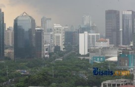 Kendaraan Bermotor Masuki Jalur Lari Stadion GBK