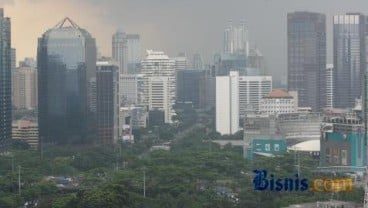 Kendaraan Bermotor Masuki Jalur Lari Stadion GBK