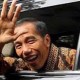 Jokowi Lepas Sepatu Sidak Kantor Lurah