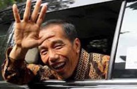 Jokowi Lepas Sepatu Sidak Kantor Lurah