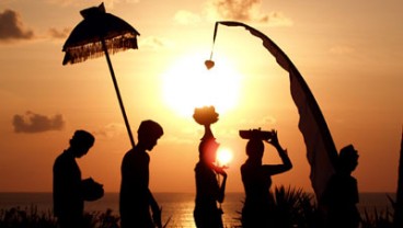 HARI RAYA NYEPI: Ritual Melasti, Umat Hindu Padati Pantai Kuta