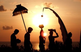 HARI RAYA NYEPI: Ritual Melasti, Umat Hindu Padati Pantai Kuta