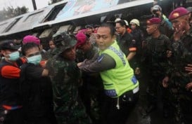 KECELAKAAN KERETA API: Tim Evakuasi Masih Cari Penumpang Korban