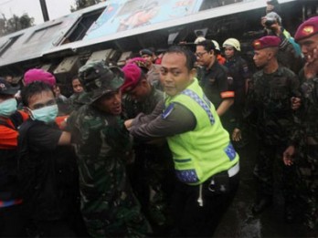 KECELAKAAN KERETA API: Tim Evakuasi Masih Cari Penumpang Korban