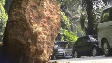 Misterius, Batu Sebesar Gajah Tutup Jalan Lintas Sumatera