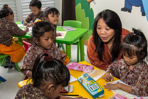  Anggota Dewan Pembina Tanoto Foundation, Imelda Tanoto bersama murid PAUD Kenanga 17 