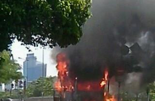 BUSWAY TERBAKAR: Transjakarta Hangus di Pasar Rumput Manggarai