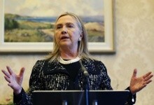 HILLARY CLINTON: Nyaris Kena Lemparan Sepatu Saat Berpidato