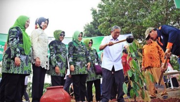 Didampingi Ibu-ibu, Menristek Tanam Pohon di Puspitek Serpong