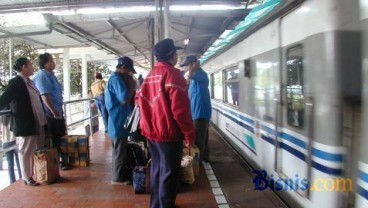 Commuter Line Telat, Pengguna Lakukan Aksi Halang Rel