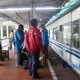 Commuter Line Telat, Pengguna Lakukan Aksi Halang Rel