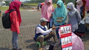 LIBUR AKHIR PEKAN: Pemotret Keliling di Monas Raup Rp1 Juta/Hari