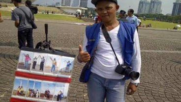 Pemotret Keliling di Monas Bertahan di Tengah Gempuran Digital