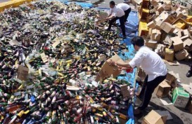 Bea Cukai Makassar Musnahkan 5.882 Botol Miras