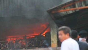 PASAR SENEN TERBAKAR, Pedagang Berjibaku Selamatkan Barang