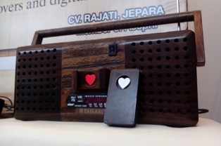 INACRAFT 2014: Ini 4 Model Radio Digital dari Kayu Pertama di Indonesia