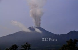 Gunung Slamet Lontarkan Lava Pijar, Dapur Magma Diperkirakan Naik