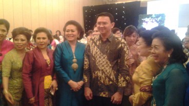 AHOK Berfoto Selfie. "Dipaksa" Para Sosialita Saat Peringati Hari Kartini