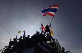 KRISIS THAILAND: Bangkok Membara, Massa Anti Yingluck Vs Pro Yingluck Berhadap-hadapan