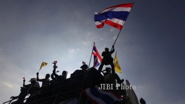 KRISIS THAILAND: Bangkok Membara, Massa Anti Yingluck Vs Pro Yingluck Berhadap-hadapan