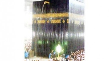 BANJIR MEKKAH: Tawaf di Tengah Hujan Lebat dan Petir Menyambar