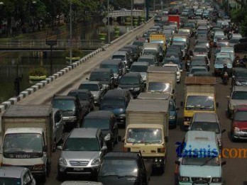 LIBUR WAISAK: Kendaraan Mengular di Gerbang Tol Ciawi