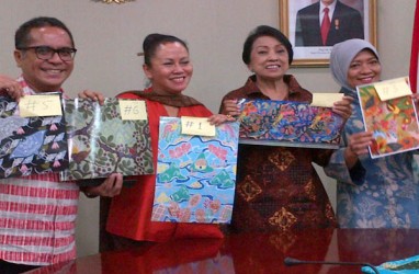 Monica Witarsa Juara Pertama Lomba Desain Batik Raja Ampat