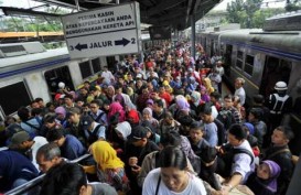 KRL Terlambat, Penumpang di Stasiun Bekasi Menumpuk
