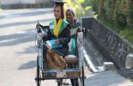 Raeni Anak Tukang Becak sebagai Lulusan Terbaik Unnes Lanjut Kuliah ke Inggris