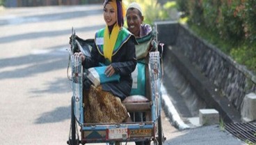 Raeni Anak Tukang Becak sebagai Lulusan Terbaik Unnes Lanjut Kuliah ke Inggris