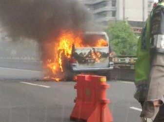 Mobil Terbakar, Jalan Tol Halim-Cawang Tersendat