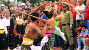 KIRAB BUDAYA: Bupati Kutai Kartanegara Disuguhi Tarian Caci