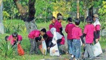 PENDIDIKAN KELUARGA, Cinta Lingkungan Sejak Kecil