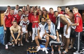 PIALA DUNIA 2014: Jerman Gilas Portugal, Podolski Sebar Foto "Selfie" Bersama Kanselir Angela Merkel