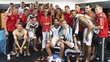 PIALA DUNIA 2014: Jerman Gilas Portugal, Podolski Sebar Foto "Selfie" Bersama Kanselir Angela Merkel