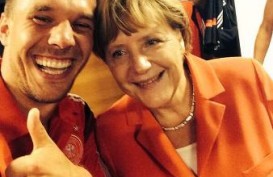 PIALA DUNIA 2014: Ini Dia Foto Selfie Podolski dan Angela Merkel Setelah Jerman Gilas Portugal 4-0