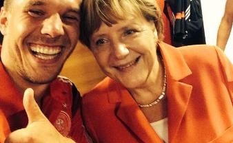 PIALA DUNIA 2014: Ini Dia Foto Selfie Podolski dan Angela Merkel Setelah Jerman Gilas Portugal 4-0