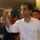 Jokowi Bagi-Bagi Kaos di Jalur Pantura