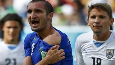 PIALA DUNIA 2014: Italia vs Uruguay, Chiellini Digigit Suarez