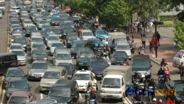 Daihatsu Terios Terbakar Tol Halim Tersendat