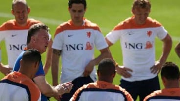 PEREMPAT FINAL PIALA DUNIA 2014: Kuyt Puji Keandalan Strategi Louis van Gaal