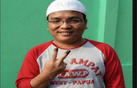 PILPRES 2014: Wakil Menteri Hukum Denny Indrayana Salam 2 Jari Usai Nyoblos