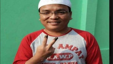 PILPRES 2014: Wakil Menteri Hukum Denny Indrayana Salam 2 Jari Usai Nyoblos