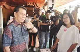 PILPRES 2014: Gubernur Sulut Nyoblos di TPS 2 Bumi Beringin