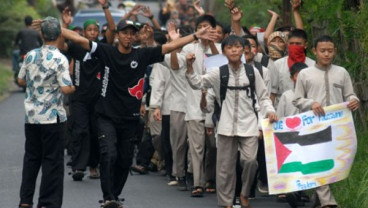 Ratusan Orang Gelar Aksi Solidaritas Palestina di Bundaran HI