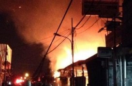 Jelang Sahur, Api Lalap Jalan Krendang Raya Tambora