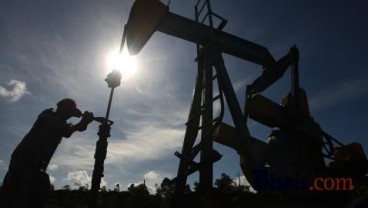 MINYAK MENTAH: Harga WTI Menukik, Brent Melandai